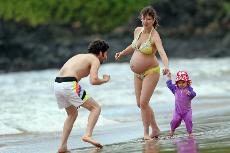 3.fev.2014 - Simon Helberg, de  "The Big Bang Theory" se diverte com a família no Havaí