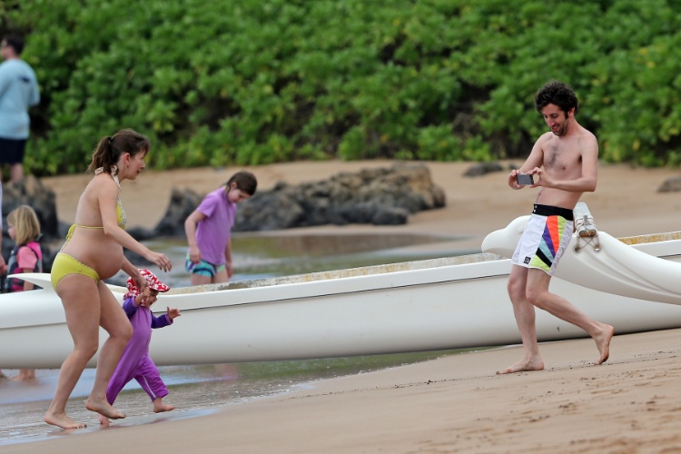 3.fev.2014 - Simon Helberg, de "The Big Bang Theory" se diverte com a família no Havaí