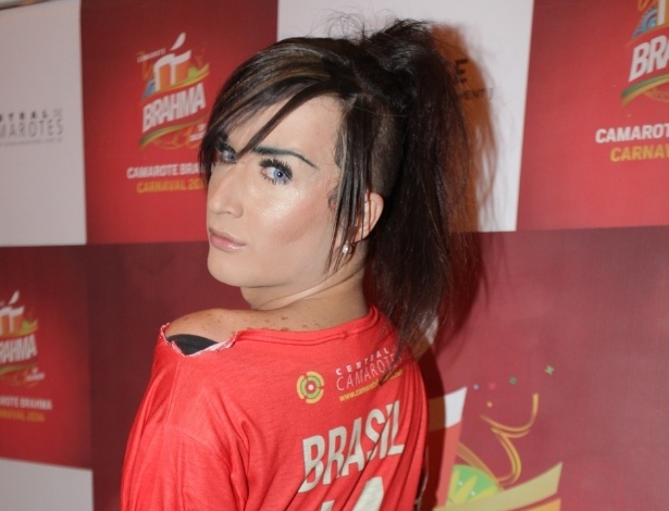 5.fev.2014 - Ex-BBB Serginho prestigia o evento pré-Carnaval no Bar Brahma, em São Paulo