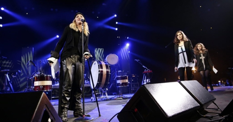 5.fev.2014 - Nadezhda Tolokonikova e Maria Alekhina são apresentadas por Madonna em show organizado pela Anistia Internacional em Nova York