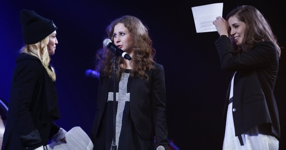 5.fev.2014 - Nadezhda Tolokonikova e Maria Alekhina são apresentadas por Madonna em show organizado pela Anistia Internacional em Nova York