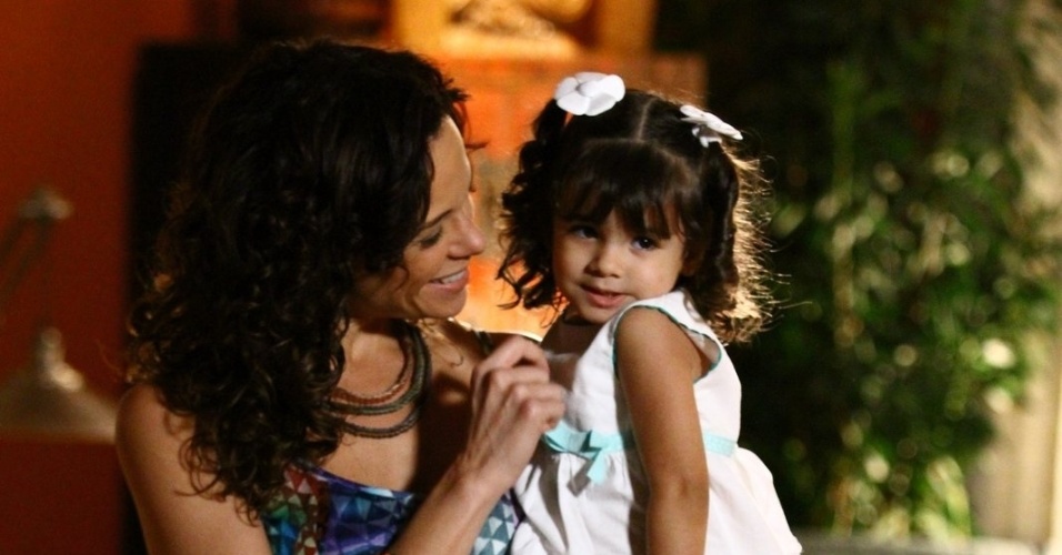 6.fev.2014 - A atriz Vanessa Gerbelli segura a atriz mirim Bruna Faria no colo durante gravação de "Em Família"