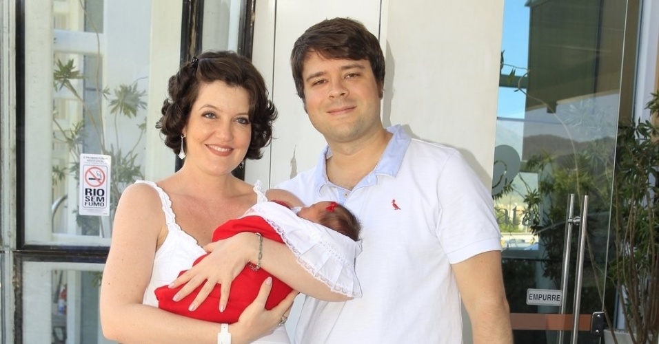 6.fev.2014 - Larissa Maciel deixa maternidade com a filha e o marido