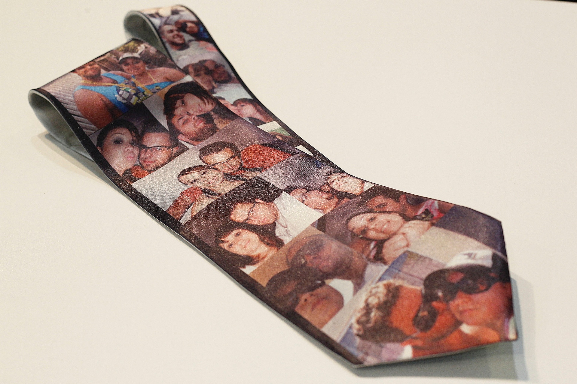 Expo Noivas & Festas no Centro de Exposições Imigrantes, em fevereiro de 2014: gravata personalizada da Amei Casei (www.ameicasei.com.br) - Reinaldo Canato/UOL