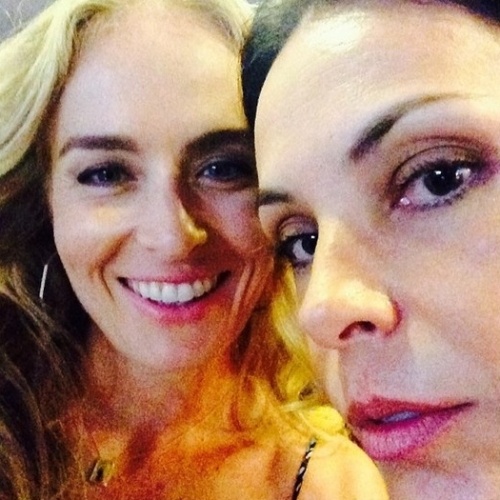 07.fev.2014 - Carolina Ferraz usou o Instagram para publicar uma foto com a amiga e apresentadora Angélica. Na legenda, a atriz conta que está gravando o programa "Estrelas"