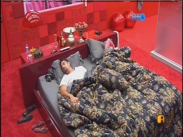 7.fev.2014 - Marcelo e Aline dormem no quarto do líder