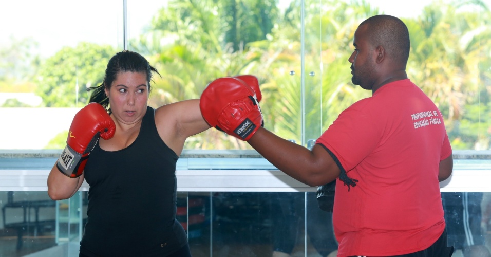 7.fev.2014 - Mariana Xavier luta com o professor Daniel de Oliveira