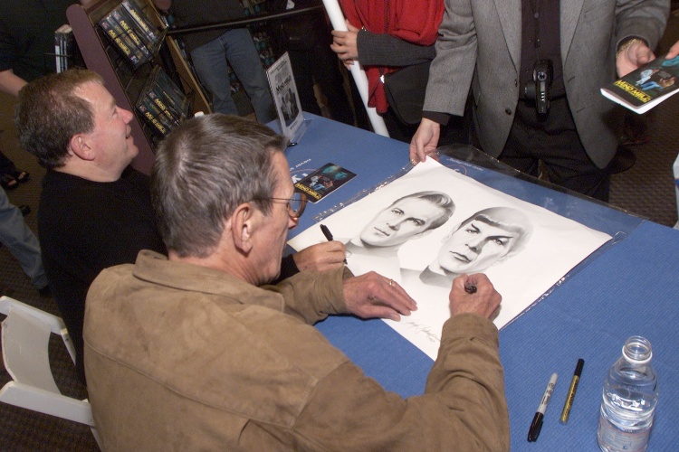 17.mar.2002 - Leonard Nimoy  e William Shatner participam de tarde de autógrafos em Los Angeles
