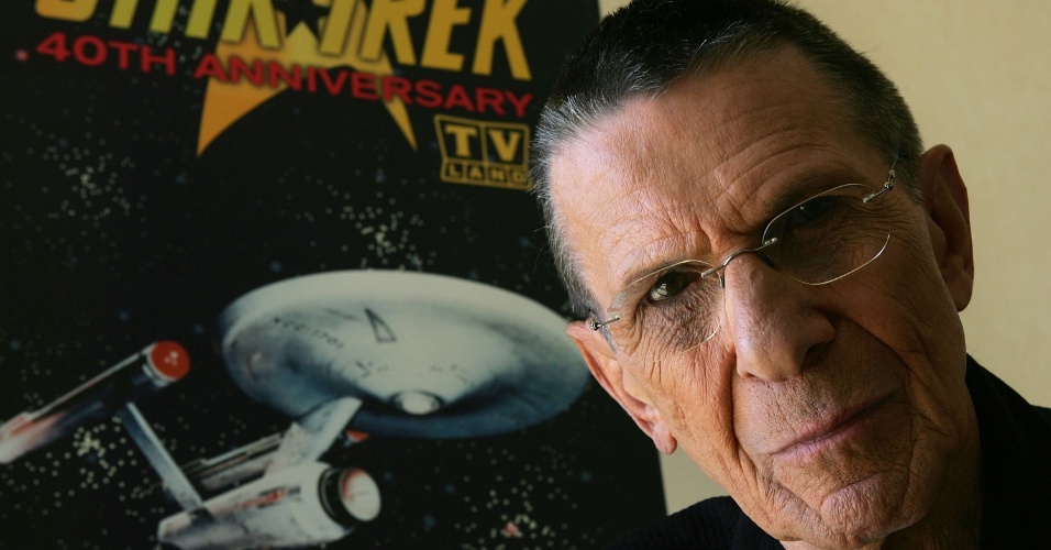9.ago.2006 - Leonard Nimoy promove o 40º aniversário de "Star Trek" em um programa de TV em Los Angeles