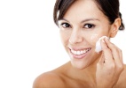 Água micelar limpa e tonifica a pele de maneira suave; saiba mais - Thinkstock 