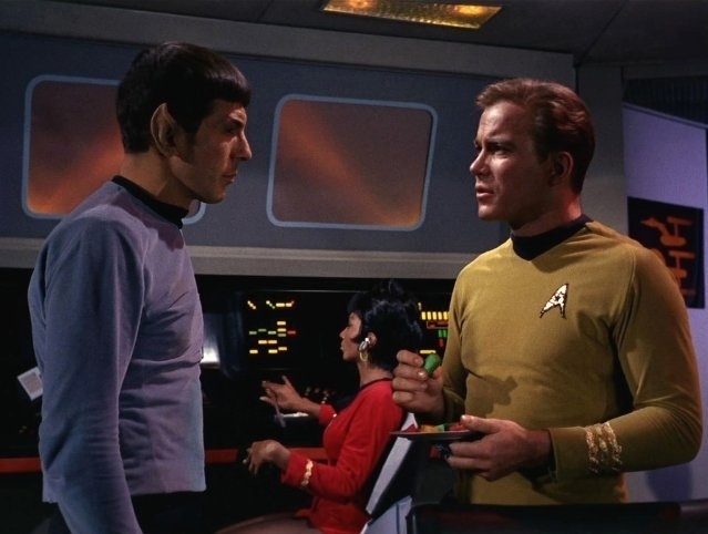 Sr. Spock (Leonard Nimoy, à esq.) e Capitão Kirk (William Shatner, à dir.) em cena da série de TV "Star Trek"