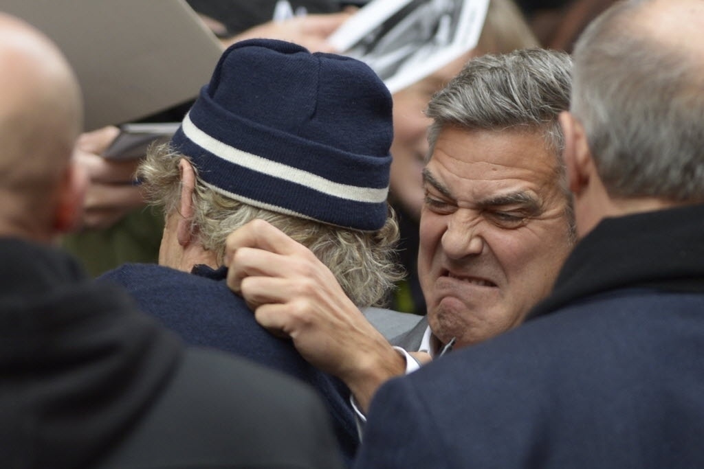 08.fev.2014 - George Clooney brinca com Bill Murray ao chegarem para o Festival de Berlim - AFP