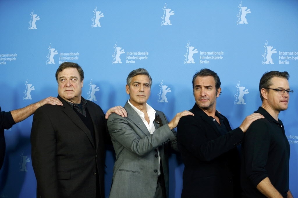 08.fev.2014 - John Goodman, George Clooney, Jean Dujardin e Matt Damon brincam durante sessão de fotos na chegada ao Festival de Berlim - Reuters