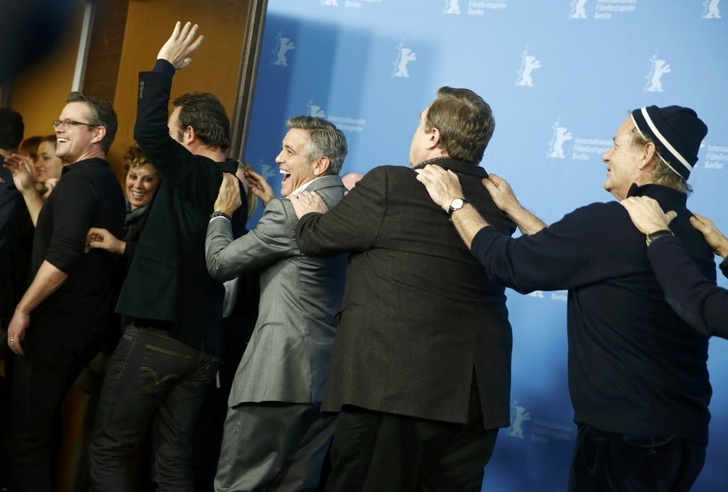 08.fev.2014 - Matt Damon, Jean Dujardin, George Clooney, John Goodman e Bill Murray saem em trenzinho no Festival de Berlim - Reuters