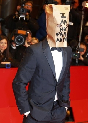09.fev.2014 - Shia LaBeouf chega ao Festival de Berlim com um saco de papel na cabeça escrito: "Eu não sou mais famoso" - Reuters