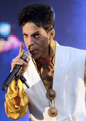 O cantor Prince durante show no Stade de France em Saint-Denis, Paris, em 2011 - AFP