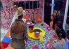 Grupo laranja comemora luxo da casa grande - Reprodução/Globo