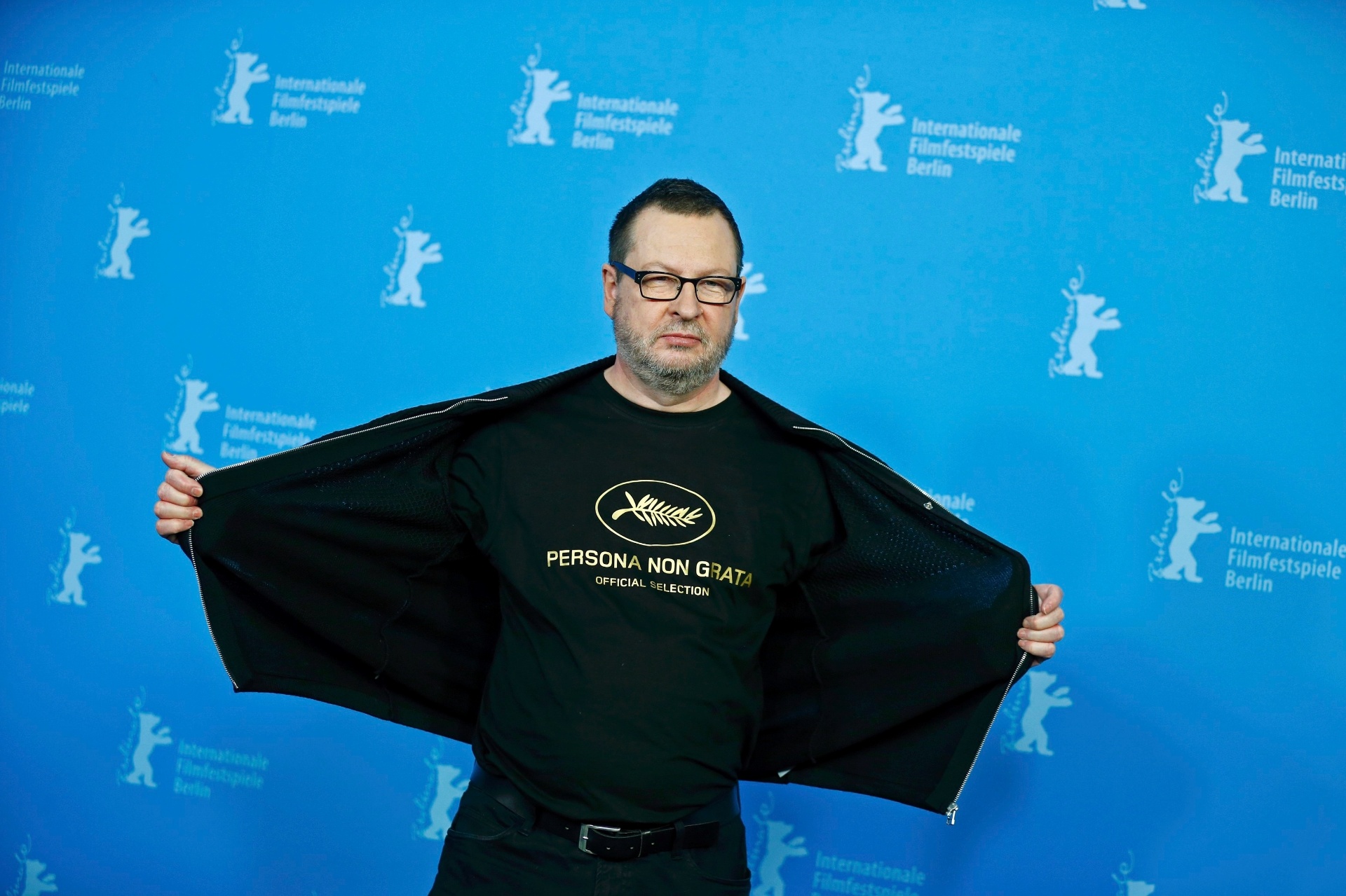9.fev.2014 - Lars Von Trier ironiza o apelido que recebeu no festival de Cannes, com a declaração "persona non grata" estampada na camiseta - Tobias Schwarz/Reuters