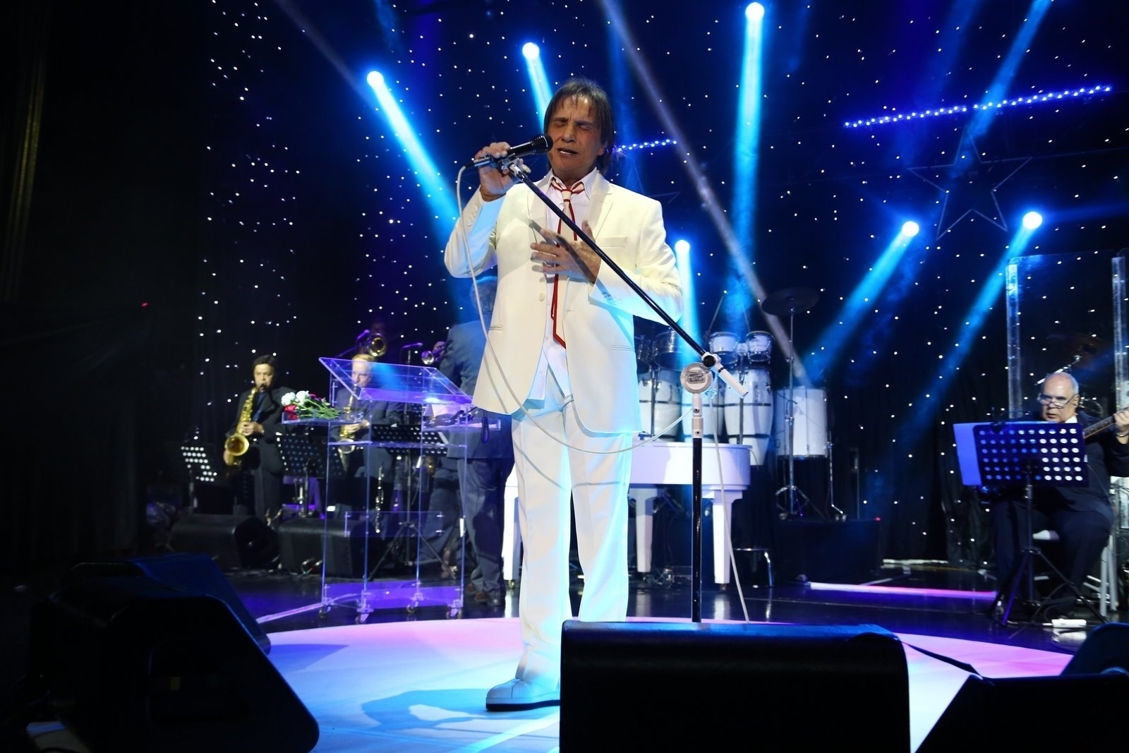 09.jan.2014 - Roberto Carlos canta seus maiores sucessos, como "O Portão" e "Emoções", durante show no cruzeiro que promove - AgNews
