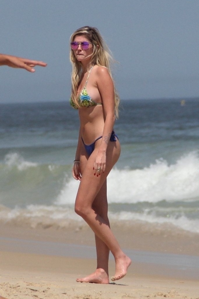 10.fev.2014 - Bárbara Evans é clicada com microbiquíni na praia de Ipanema