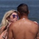 10.fev.2014 - Bárbara Evans e o jogador do Corinthians, Paolo Guerrero, trocam carinhos na praia de Ipanema, no Rio - Rodrigo dos Anjos / AgNews