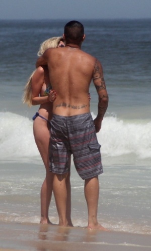 10.fev.2014 - Bárbara Evans e o jogador do Corinthians, Paolo Guerrero, trocam carinhos na praia de Ipanema, no Rio
