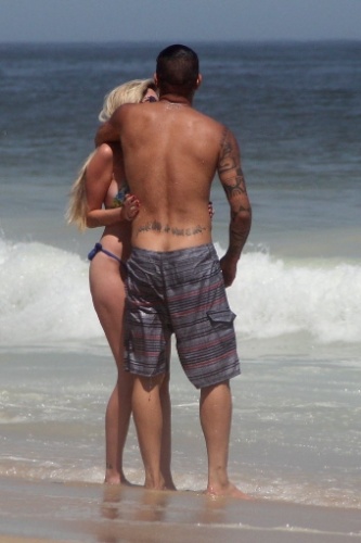 10.fev.2014 - Bárbara Evans e o jogador do Corinthians, Paolo Guerrero, trocam carinhos na praia de Ipanema, no Rio