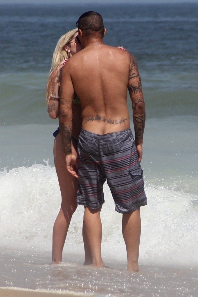 10.fev.2014 - Bárbara Evans e o jogador do Corinthians, Paulo Guerreiro, se beijam na praia de Ipanema, no Rio
