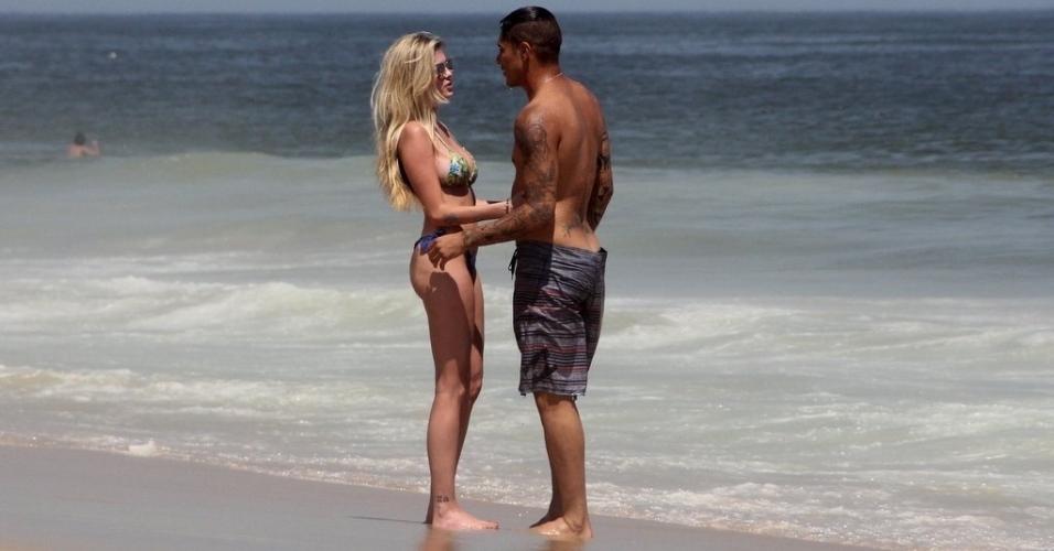 10.fev.2014 - Bárbara Evans e o jogador do Corinthians, Paulo Guerreiro, trocam carinhos na praia de Ipanema, no Rio