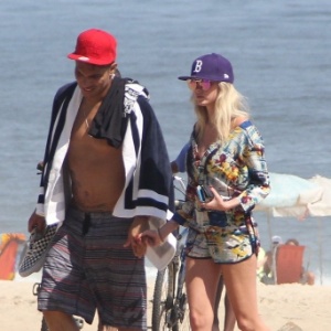Bárbara Evans e o jogador do Corinthians, Paulo Guerreiro, trocam carinhos na praia de Ipanema, no Rio