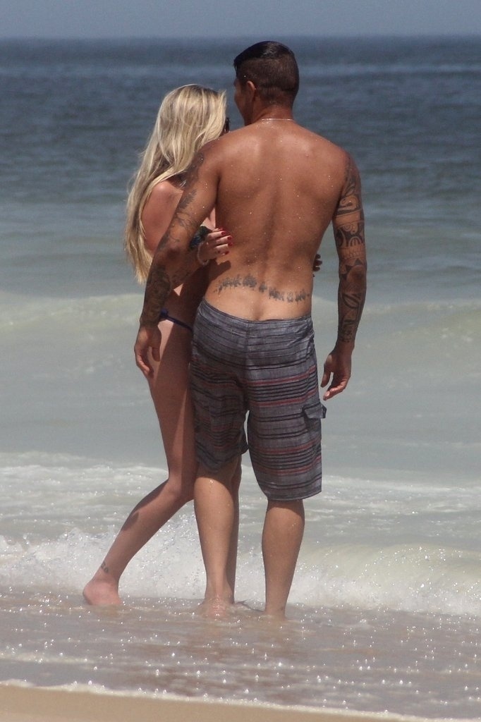 10.fev.2014 - Bárbara Evans e o jogador do Corinthians, Paulo Guerrero, trocam carinhos na praia de Ipanema, no Rio