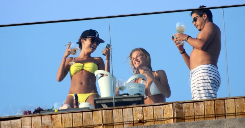 10.fev.2014 - Fiorella Mattheis celebrou os 26 anos em grande estilo. A atriz reuniu amigos para uma "pool party" ("festa na piscina") em um luxuoso hotel na zona sul do Rio. Dentre os convidados estavam as atrizes Thaila Ayala e Giovanna Ewbank