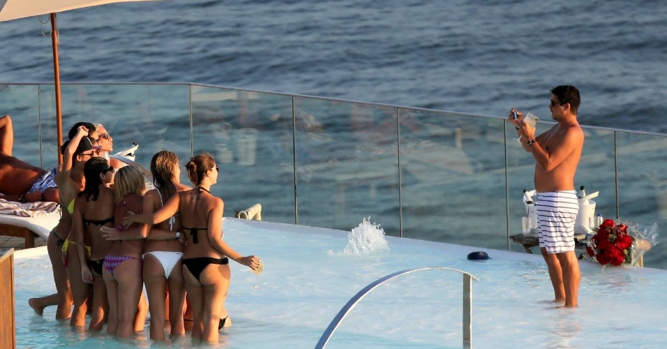 10.fev.2014 - Fiorella Mattheis celebrou os 26 anos em grande estilo. A atriz reuniu amigos para uma "pool party" ("festa na piscina") em um luxuoso hotel na zona sul do Rio