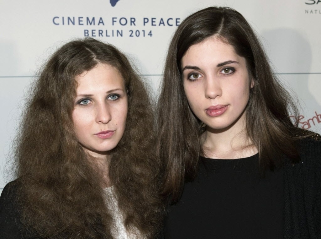 10.fev.2014 - Maria Alyokhina e Nadezhda Tolokonnikova, integrantes do grupo russo Pussy Riot. Prisão das integrantes é tema de documentário no Festival de Berlim - Joerg Carstensen/Efe