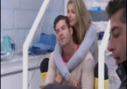 Por engano, Tatiele quase agarra Marcelo de madrugada - Reprodução/Globo