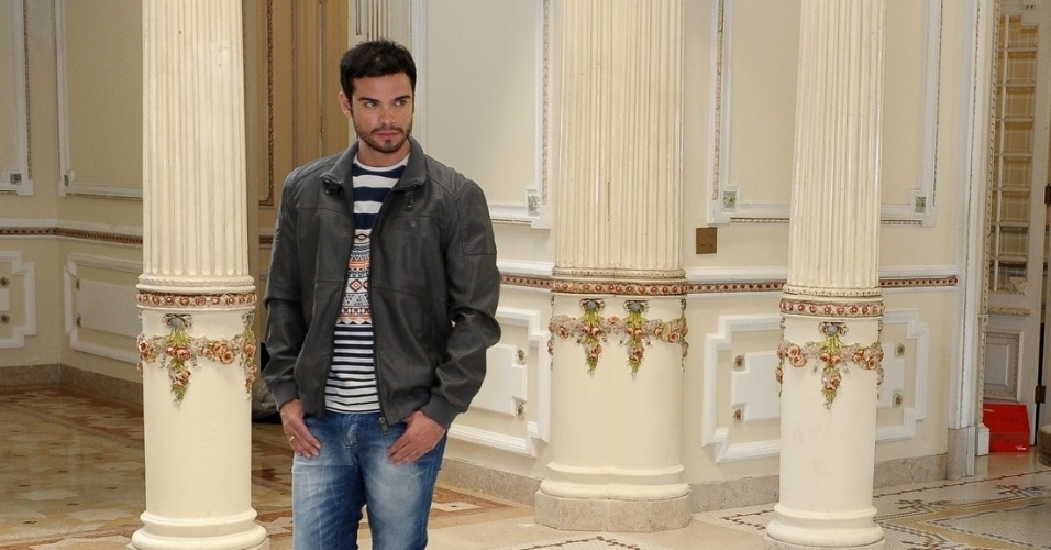 10.fev.2014 - Sidney Sampaio fez ensaio para um catálogo de roupas no Palácio dos Cedros, em São Paulo