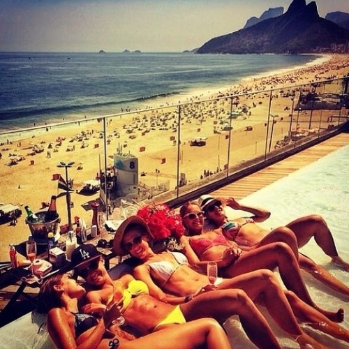 10.fev.2014 - Thaila Ayala e amigas de Fiorella Mattheis comemoram o aniversário da loira na piscina de hotel de luxo em Ipanema, Rio de Janeiro