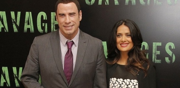 Travolta e Salma Hayek, confirmados na adaptação cinematográfica de  "Uma Vida entre Três Cachorros" - Getty Images