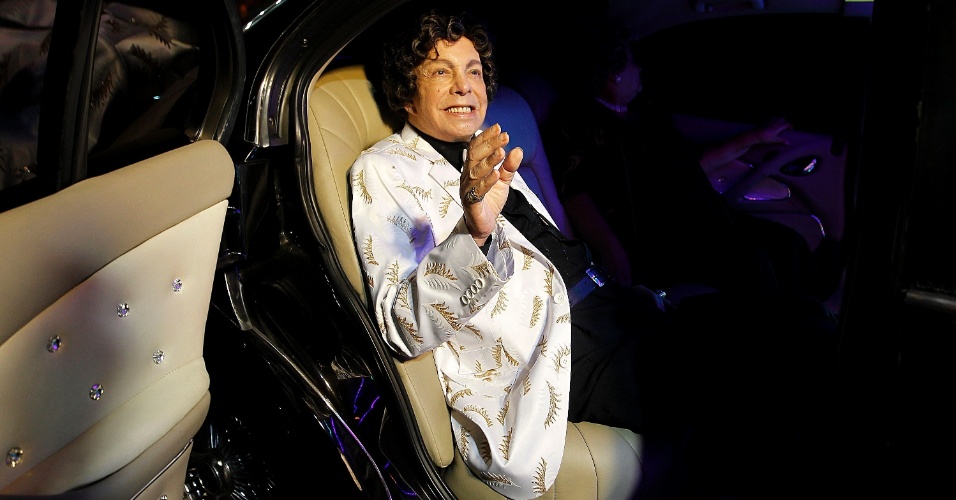 10.fev.2014 - Cauby Peixoto chega à sua festa de aniversário em uma limousine