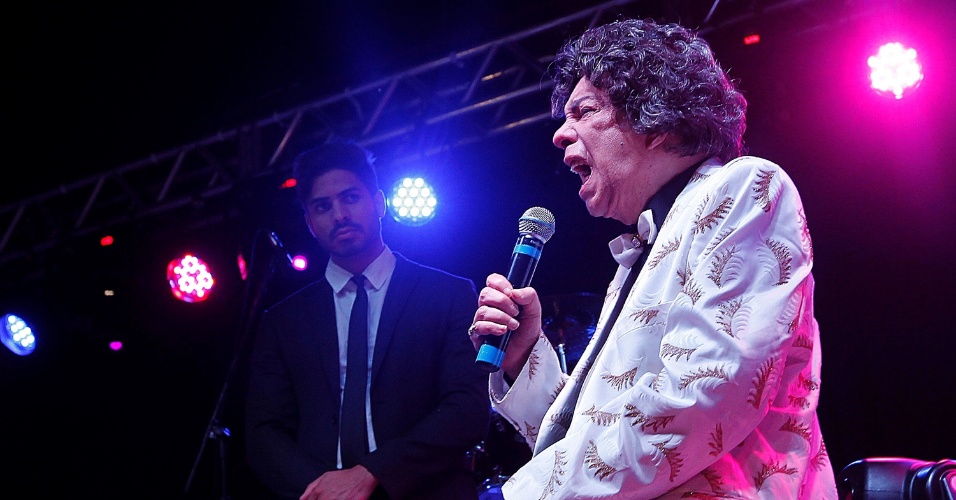 10.fev.2014 - Comemorando 83 anos de vida e 65 de carreira, Cauby Peixoto se apresenta para seus convidados em sua festa