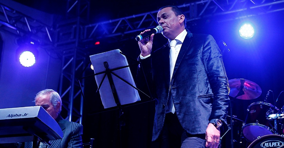 10.fev.2014 - Frank Aguiar canta no aniversário de Cauby Peixoto