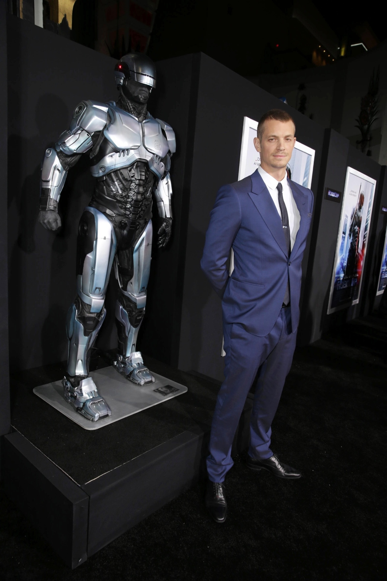 10.fev.2014 - Joel Kinnaman, protagonista da refilmagem de "Robocop", posa ao lado de armadura na pré-estreia do filme em Los Angeles - Eric Charbonneau/SPE, Inc.