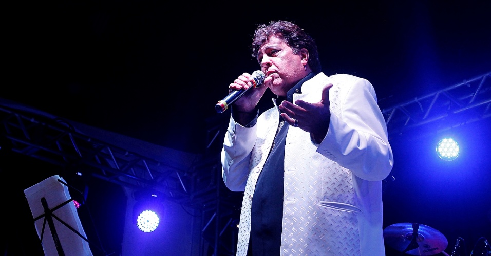 10.fev.2014 - Sidney Magal canta no aniversário de Cauby Peixoto