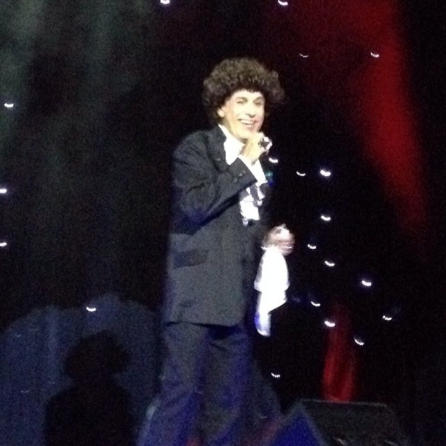 10.fev.2014 - Tom Cavalcante se apresenta no cruzeiro de Roberto Carlos - Reprodução/Facebook