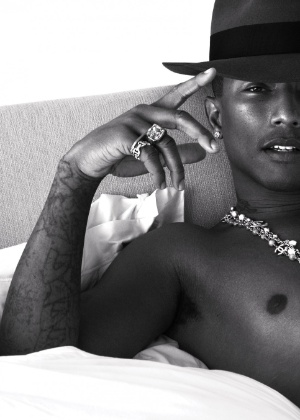 11.fev.2013 - De chapéu e cordão, o cantor Pharrell Williams posa para o ensaio "Pillow Tweets", da dupla de fotógrafos Mert Alas + Marcus Piggott , para a "W Magazine"