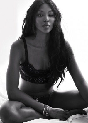 11.fev.2013 - Naomi Campbell aparece de lingerie no ensaio "Pillow Tweets", da dupla de fotógrafos Mert Alas + Marcus Piggott , para a "W Magazine"
