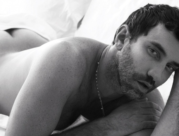 11.fev.2013 - O estilista da Givenchy Riccardo Tischi mostra o cofrinho no  ensaio "Pillow Tweets", da dupla de fotógrafos Mert Alas + Marcus Piggott , para a "W Magazine"