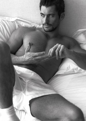 11.fev.2013 - O modelo britânico David Gandy optou pela samba canção para o ensaio "Pillow Tweets", da dupla de fotógrafos Mert Alas + Marcus Piggott , para a "W Magazine"