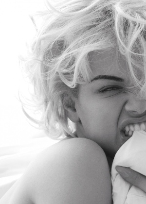 11.fev.2013 - Rita Ora, que protagonizará o filme "50 Tons de Cinza", também estrela o ensaio "Pillow Tweets", da dupla de fotógrafos Mert Alas + Marcus Piggott , para a "W Magazine"