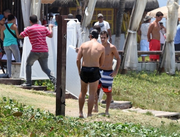 11.fev.2014 - Gabriel Braga Nunes grava cenas da novela "Em Família" na praia da Reserva no Rio de Janeiro